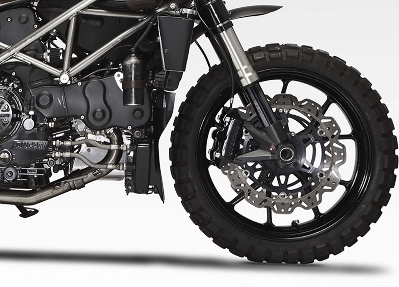 前總成換上了SHOWA倒立式前叉及BREMBO卡鉗進行升級