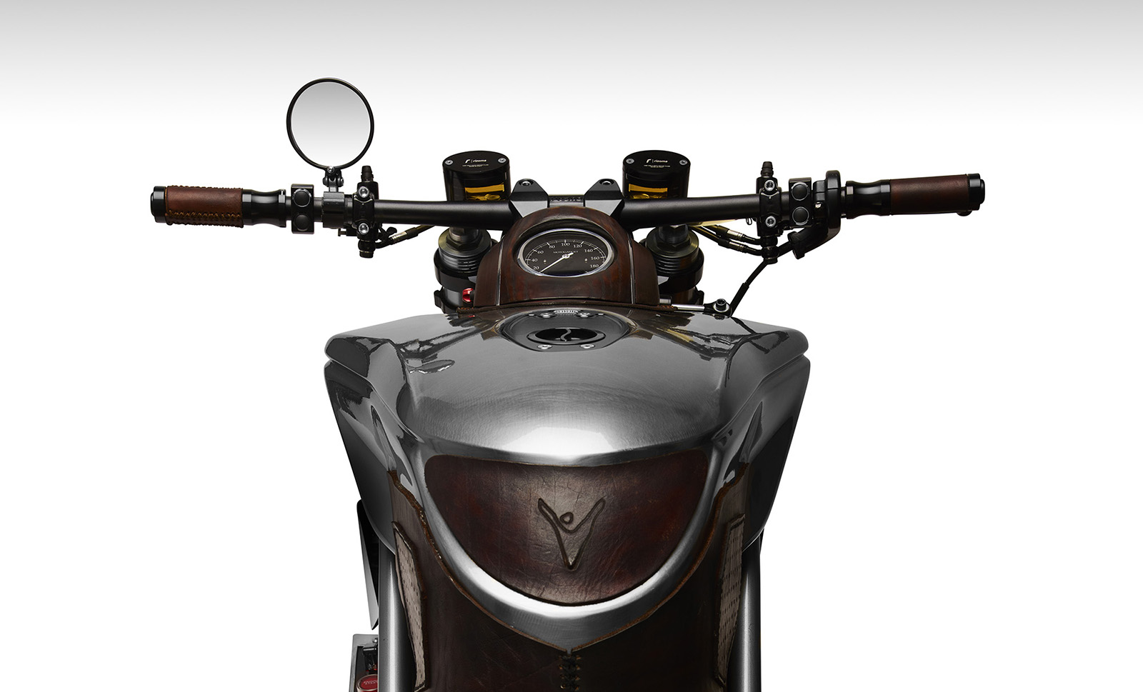 因為Sebastian找不到心目中的完美開關，所以車把開關是特別定制的