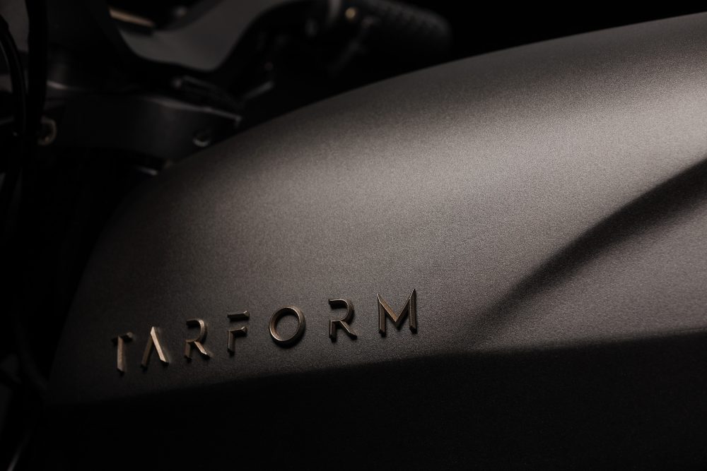 採用雷射浮雕的方式打造油箱側面的廠徽