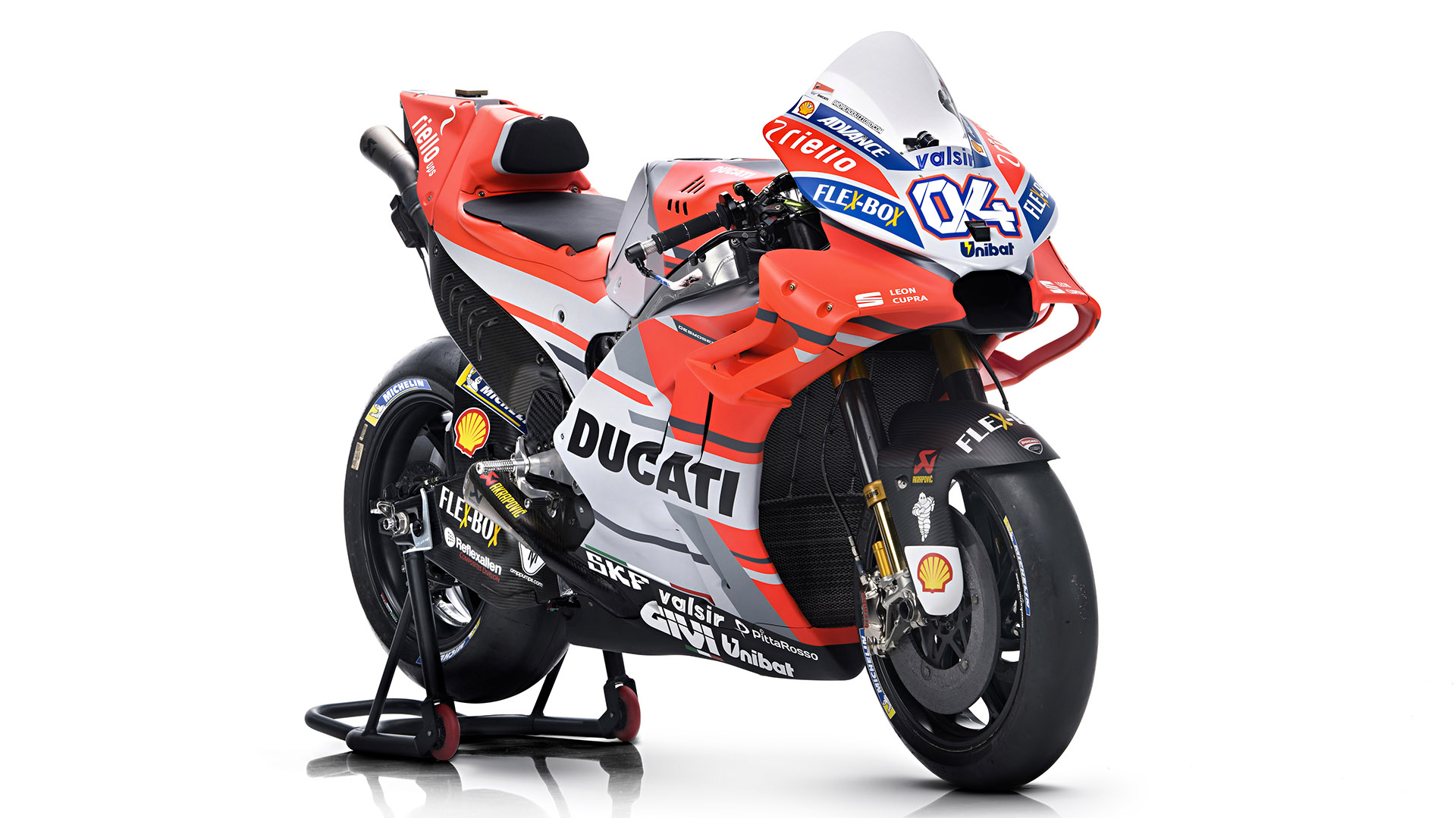 對比猖狂的GP16(上圖)；GP18受到賽會規範造型則是保守許多(下圖)