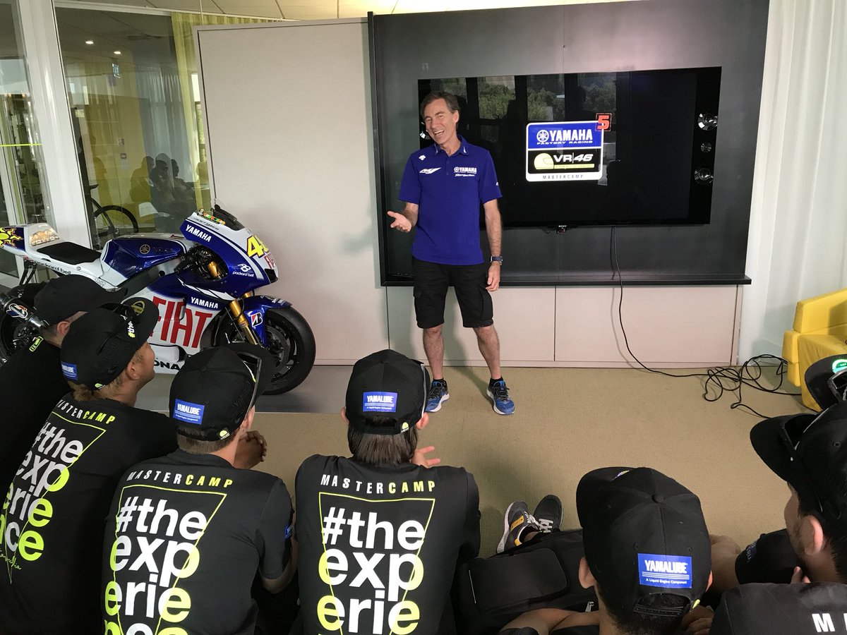 VR46學院貼出的推特照片,可以看到Lin Jarvis前來替學員們講解,而旁邊還停放著Rossi的Fiat Yamaha冠軍賽車