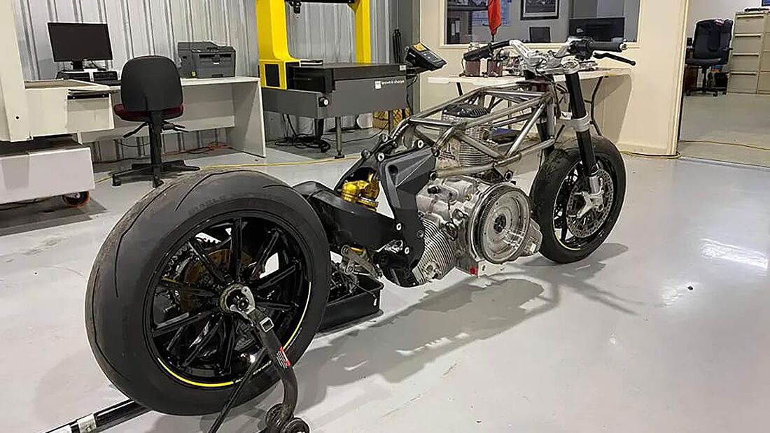 裝上2100c.c.星型三缸引擎的Low Flying Object