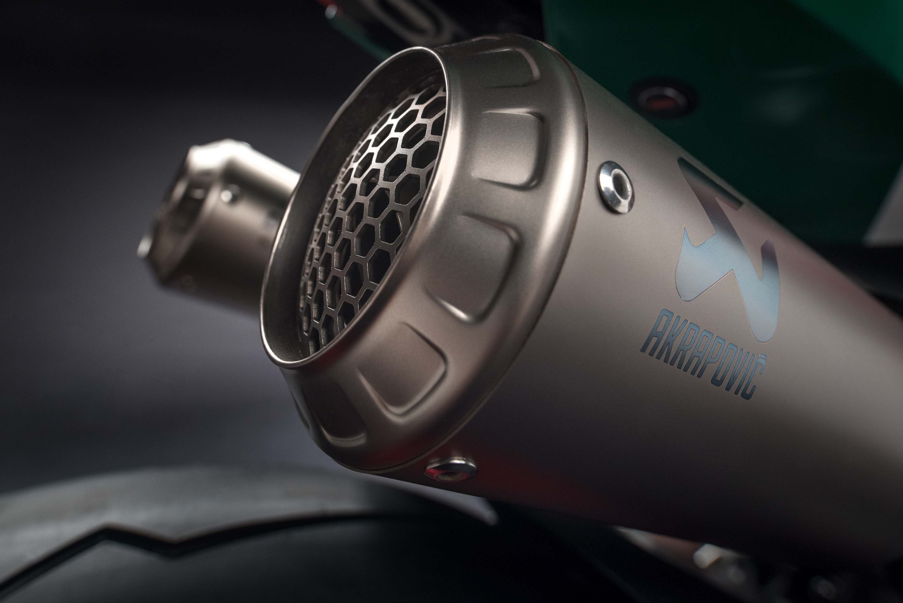 與WSBK 賽車設計相同的座下雙出鈦合金排氣管,由AKRAPOVIC 負責生產,造型非常漂亮,而且還符合歐盟四期法規