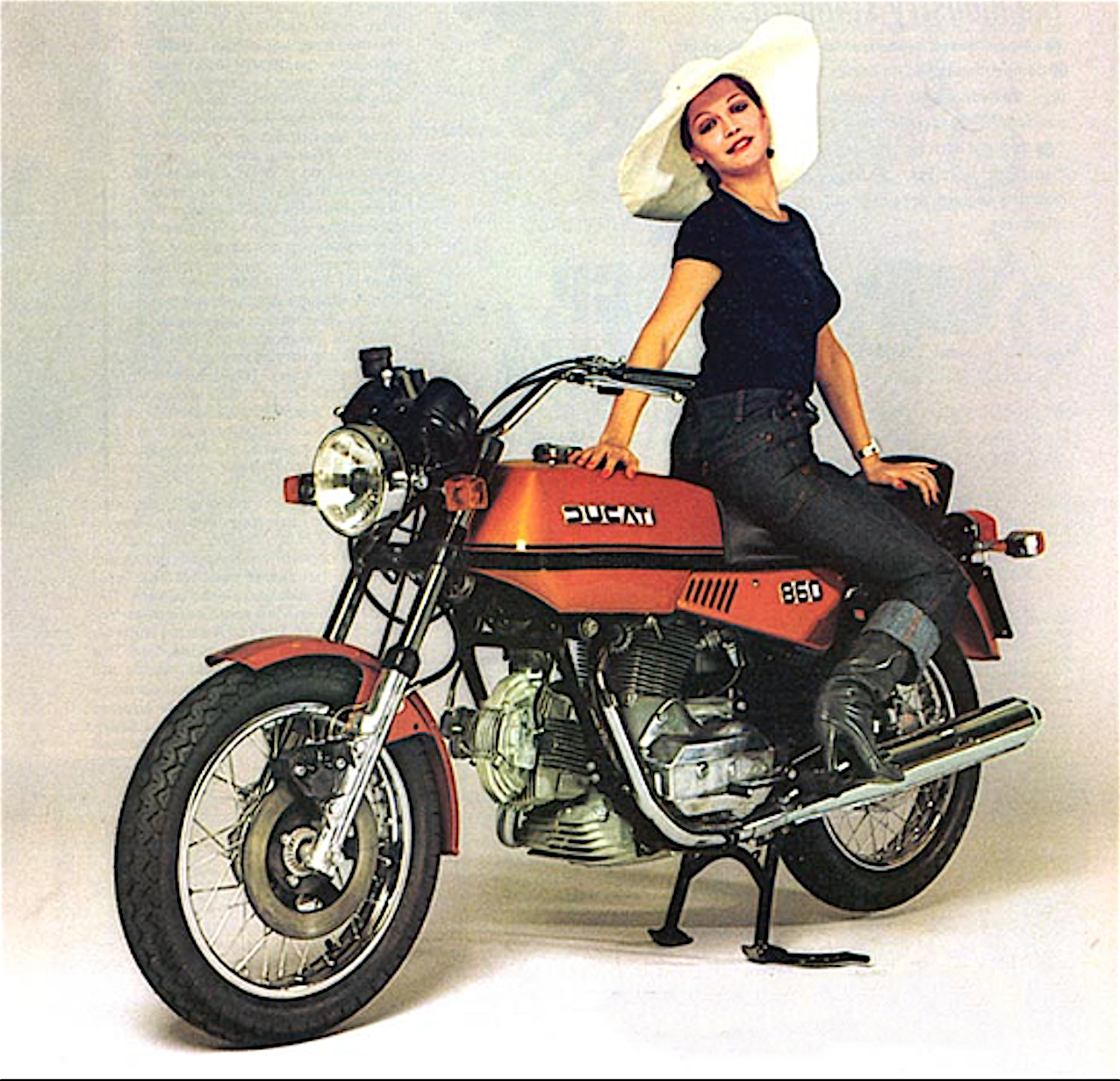 DUCATI 860當年設計前衛，稜角分明的引擎CASE更是一大亮點