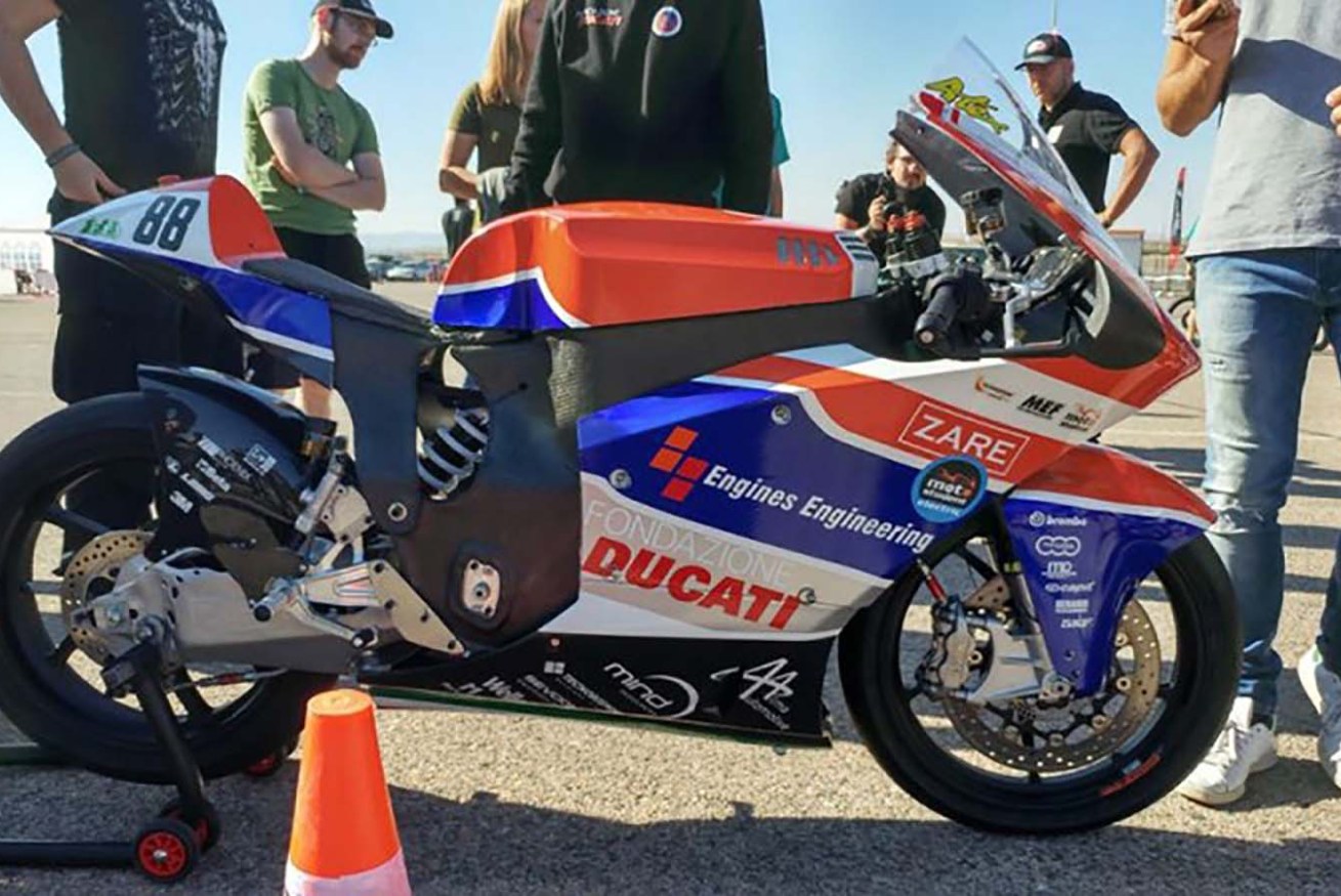 這台由DUCATI出資贊助、Bologna大學學生團隊所設計出來的電動仿賽車款，或許就是DUCATI未來電動車的雛形？