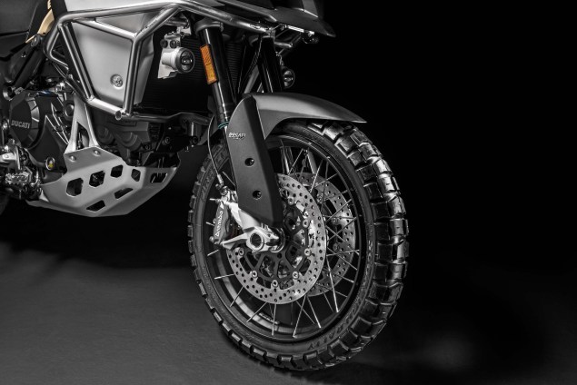 足以馳徜在任何地形中的前後PIRELLI Scorpion Rally 越野胎