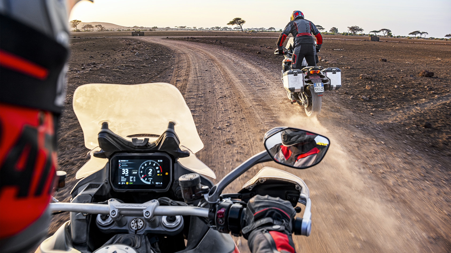 6.5吋全彩TFT儀表,可透過DUCATI Connect連接手機,使用通話、導航與音樂等功能