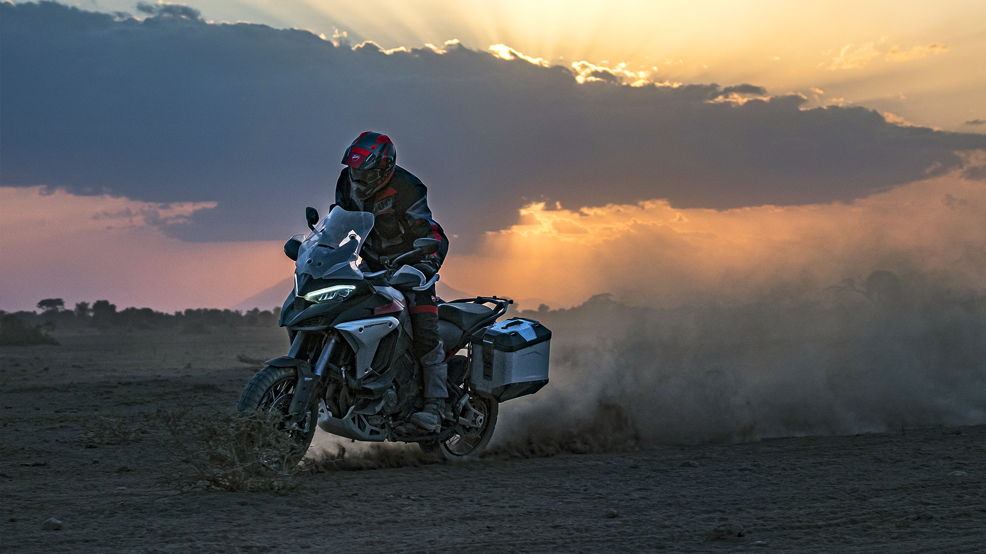 Multistrada V4 Rally標配前後鋼絲框,並換上全新Skyhook DSS EVO電子懸吊系統