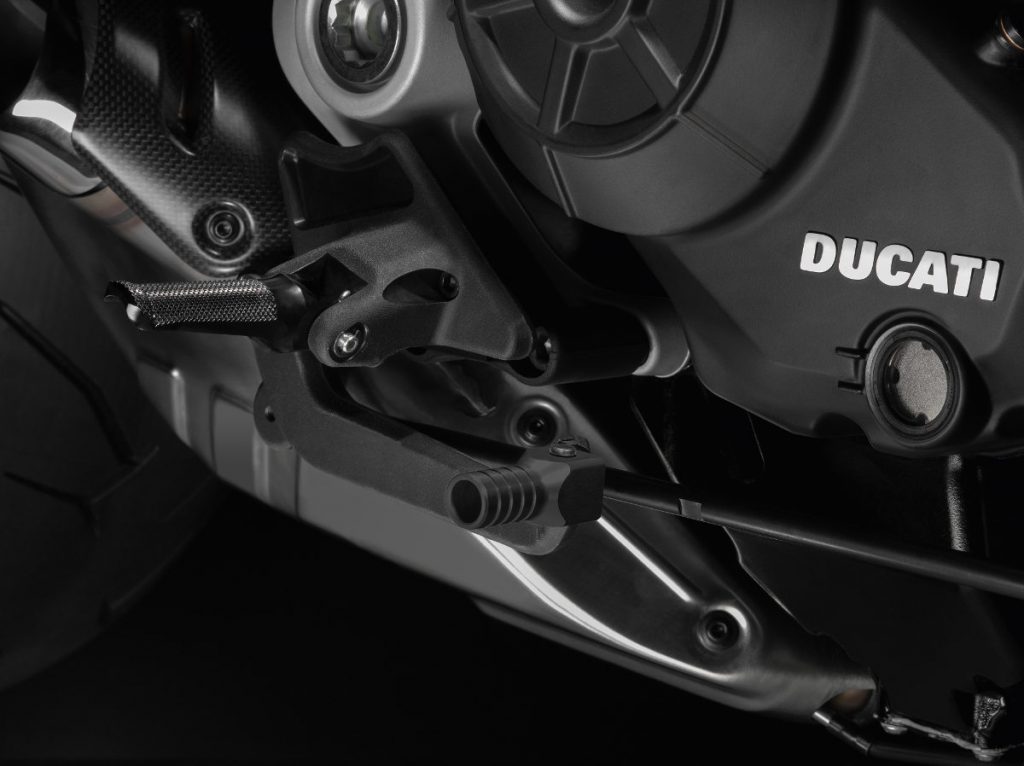 Ducati專為XDiavel所開發的腳踏後移套件,但準確的說法應該是說中置式腳踏Central Footpegs