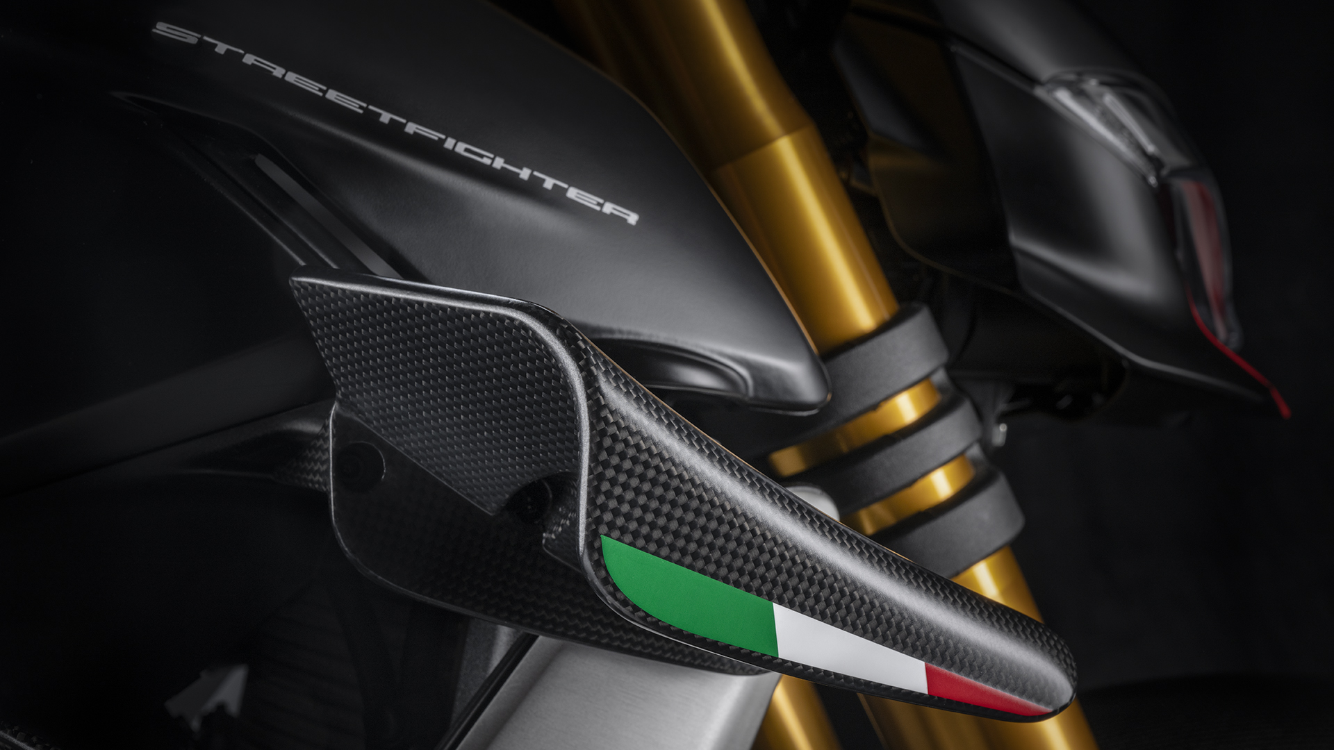 看到這三色國旗就知道這輛車絕對不是好惹的角色