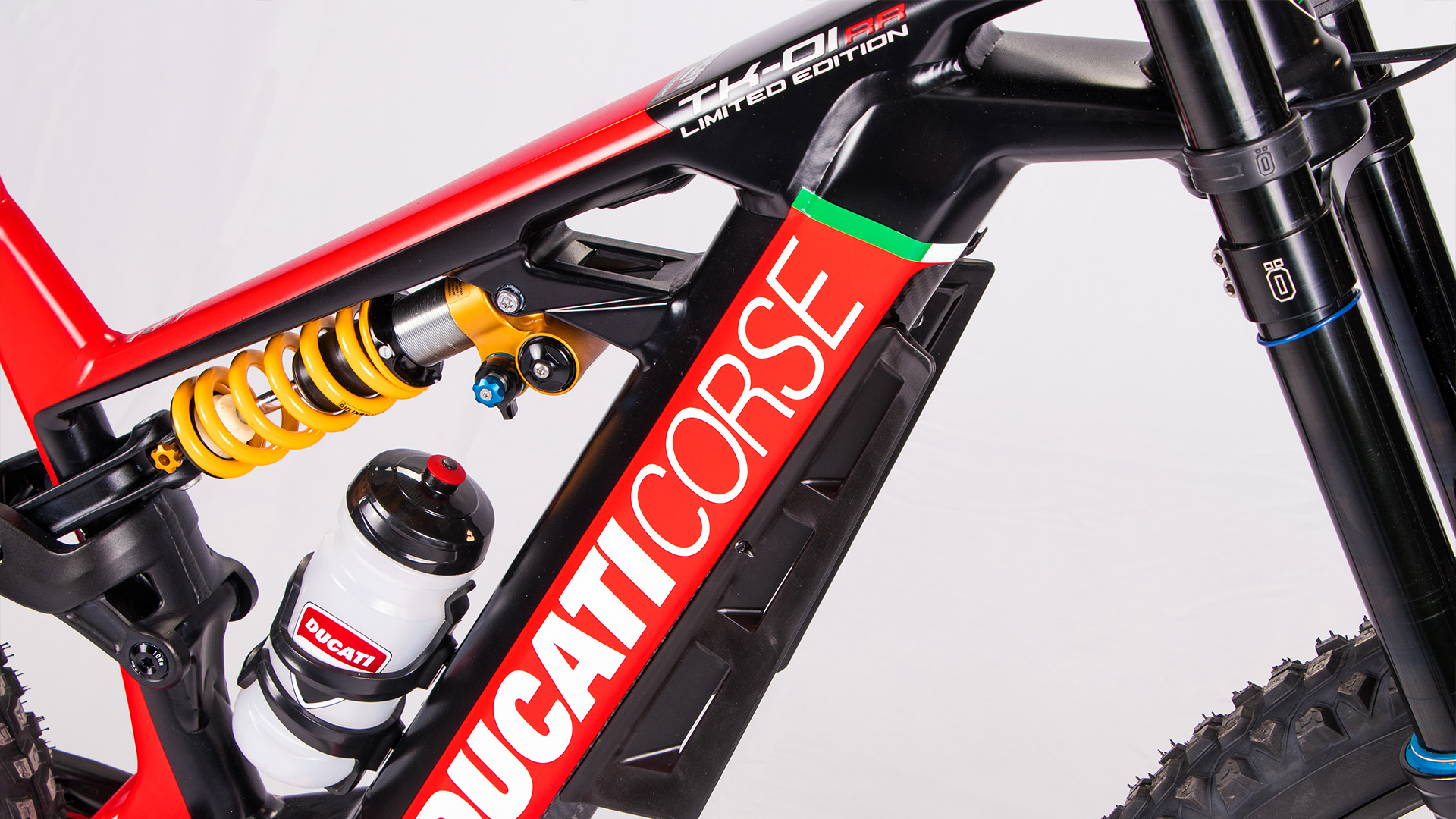 鮮紅車架、亮黃彈簧,相信應該無須贅述了