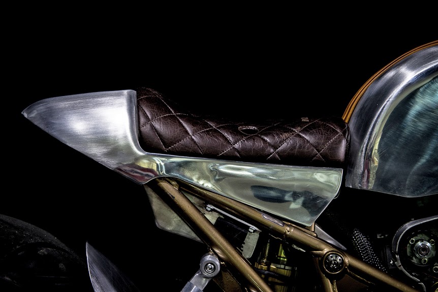 為了保有更好的實用性，他做出三種不同的尾殼，兩個單座，一個雙座，各自使用不同顏色的皮革座墊。油箱上方的皮帶顏色也配合其中一組單座，讓整體看來更為一致