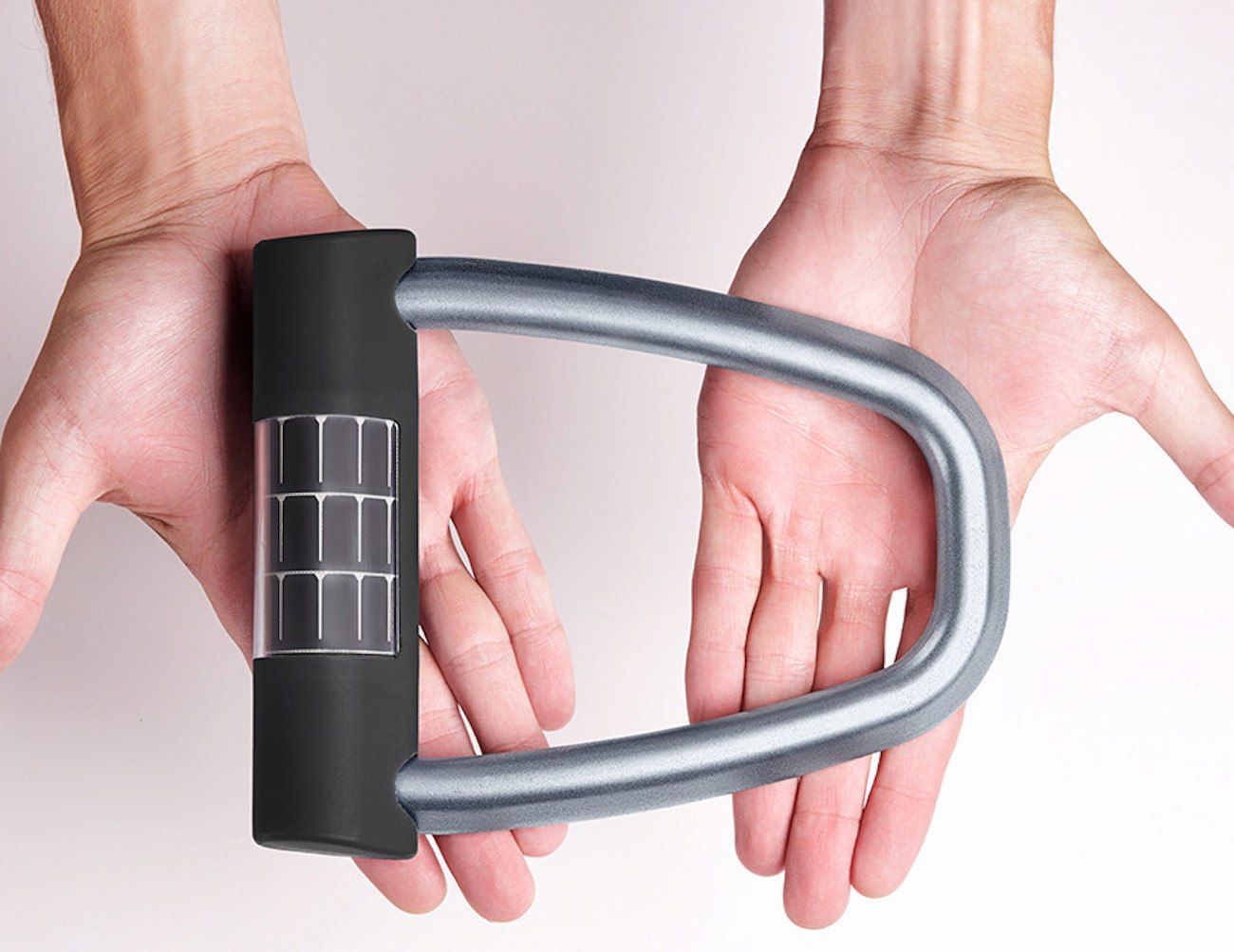 Ellipse Smart Bike Lock不須額外充電,電力由太陽能板提供,只要一個小時的日光照射就能連續待機一個星期