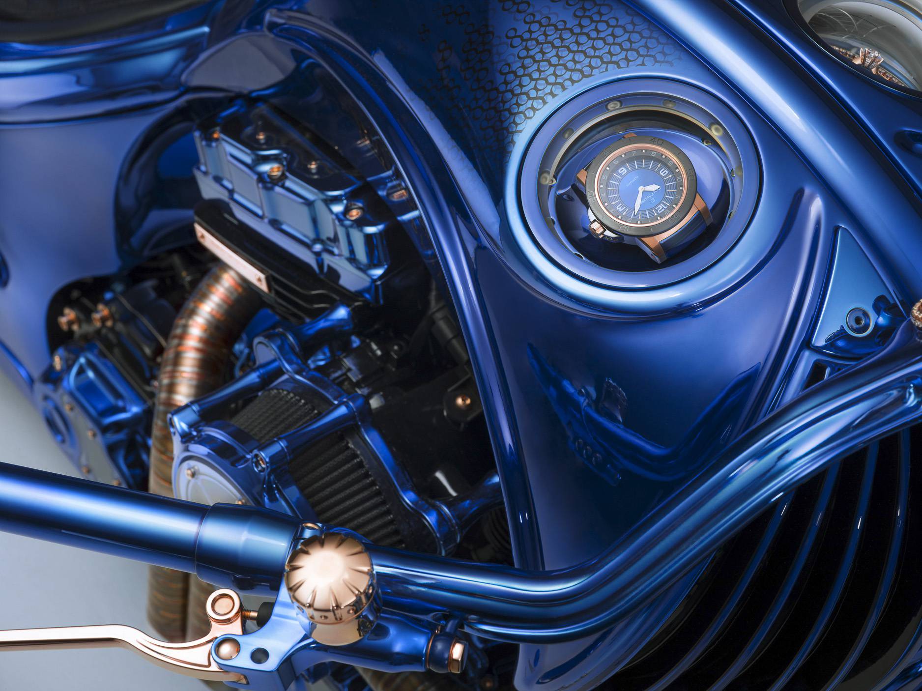 鑽戒、手錶分別位於油箱的左右兩側