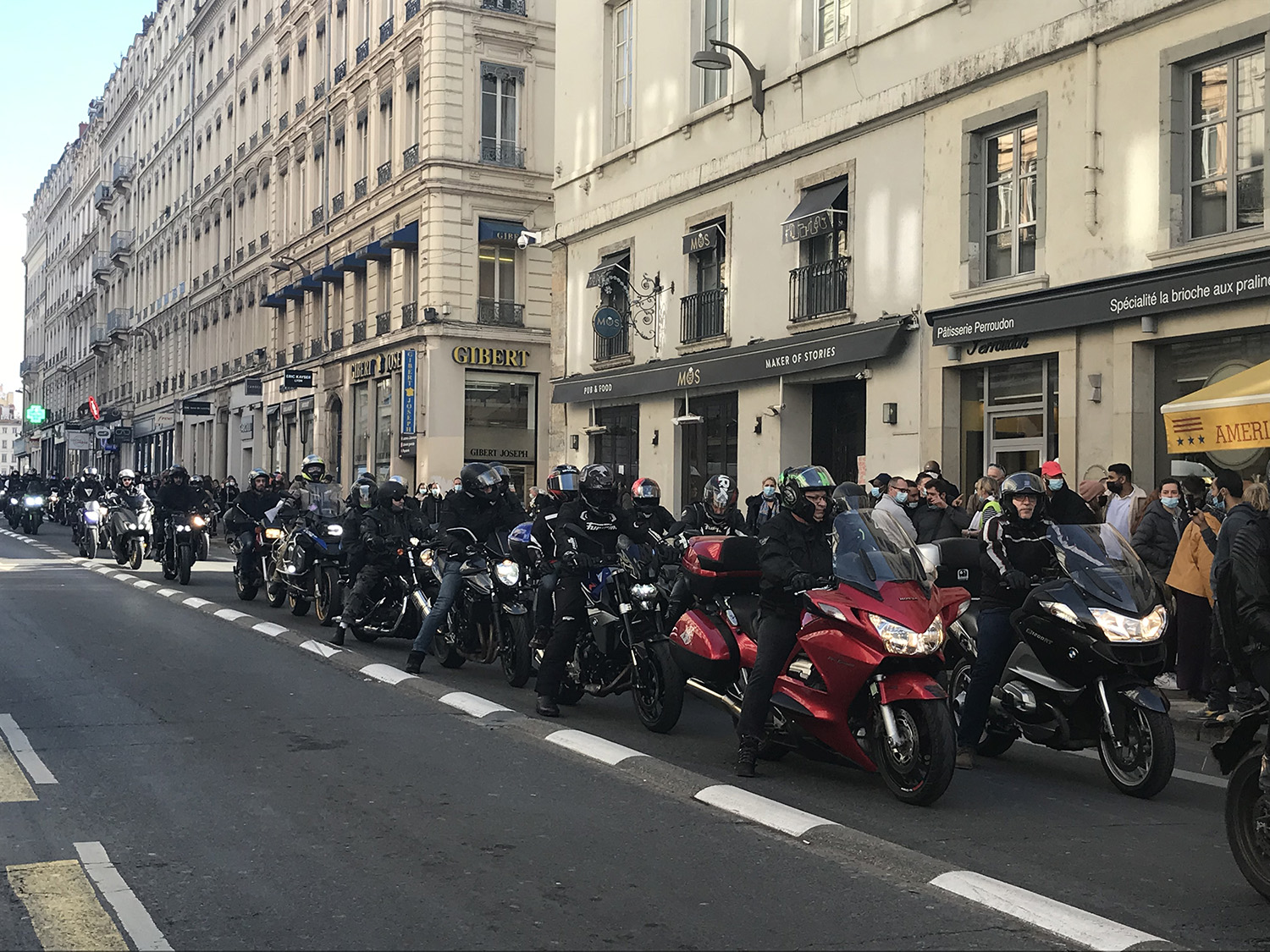 法國政府挑選的試驗地點與當地騎士熱愛的騎乘路線高度重合，被質疑是否是針對二輪族群