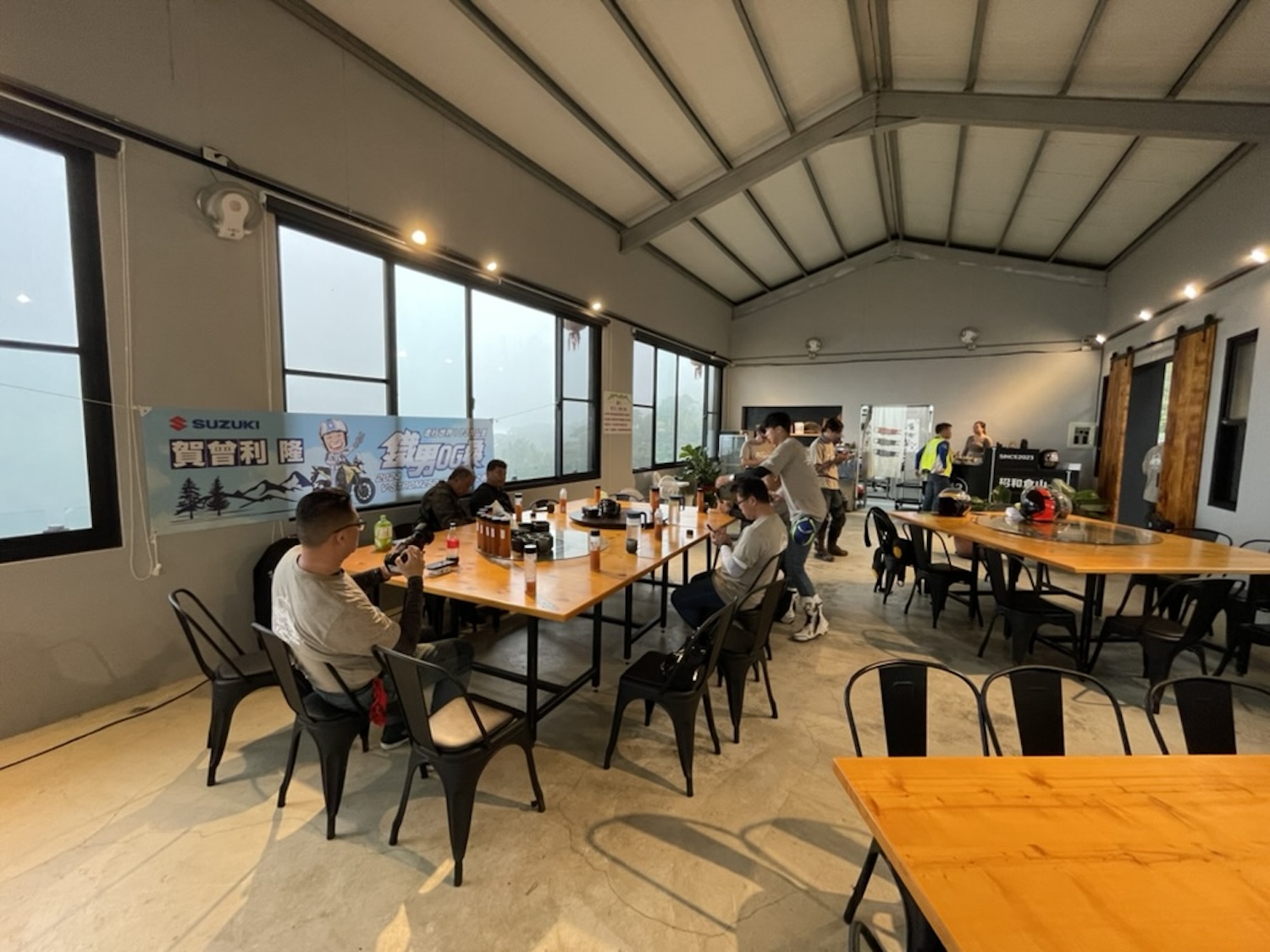 店內的裝潢與氛圍也超級愜意、舒適，騎車到附近的車友真的可以在此用餐、休息！
