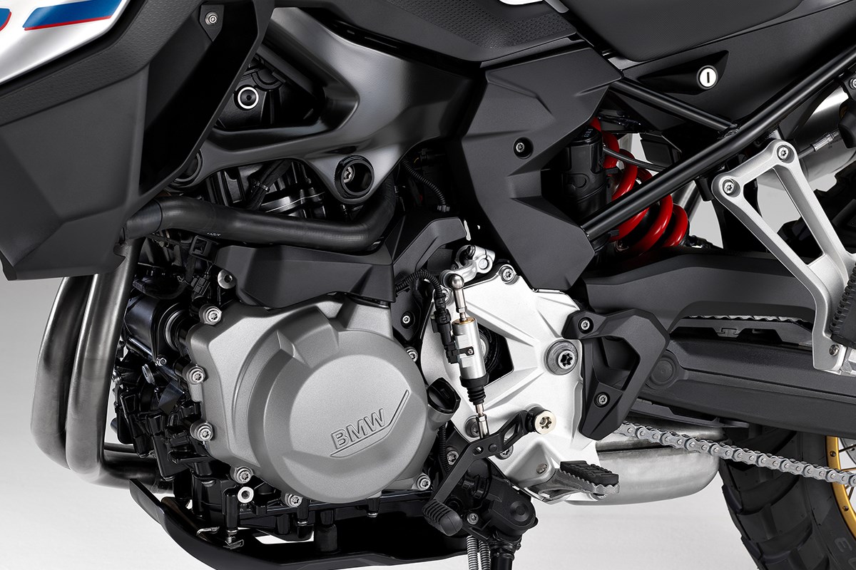 MW僅提供一具853c.c的直列雙缸引擎,這不單只是排氣量加大,新設計的曲軸再搭配270度點火,聲浪上帶有V型雙缸低沉的吼叫聲