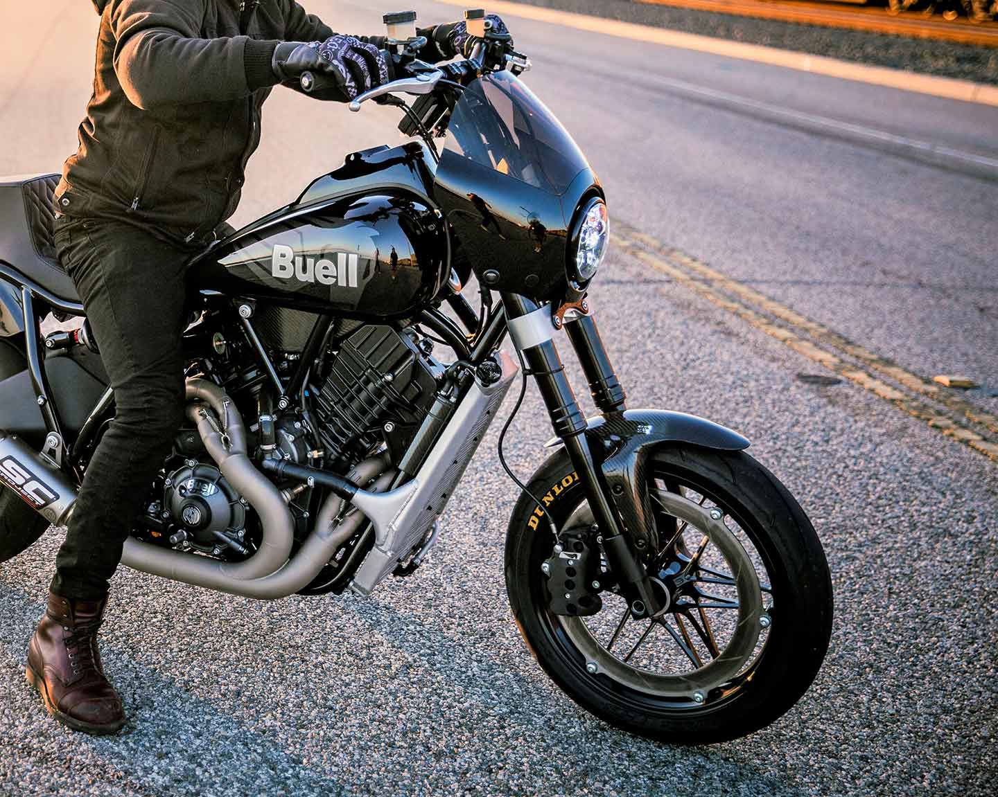 Buell Super Cruiser外型十分復古,採用圓燈配子彈頭罩的車頭設計,油箱線條也很有老味