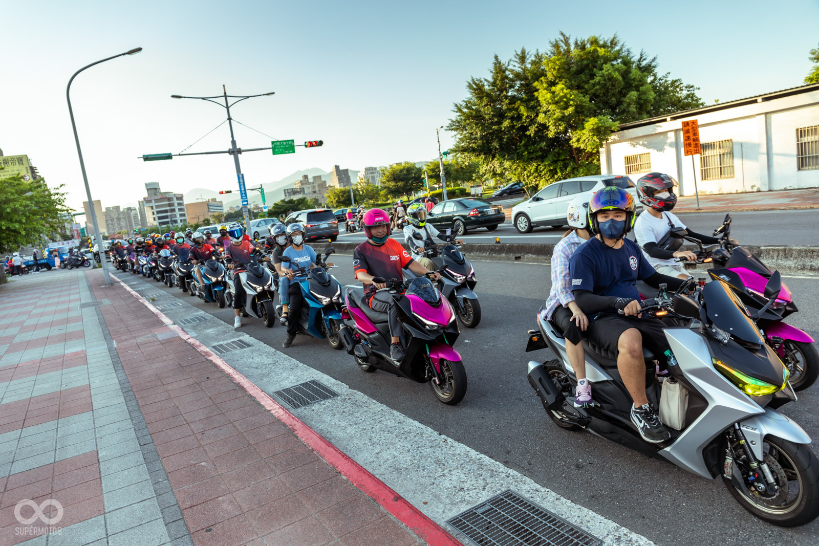 車友依序排隊進場