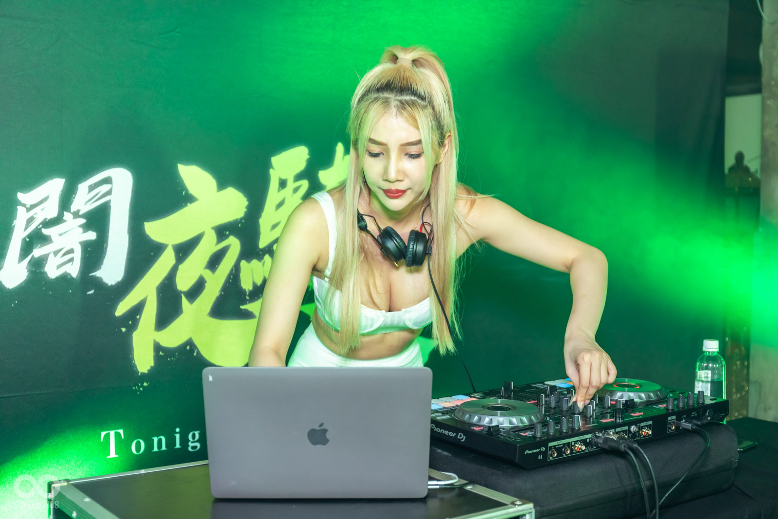 現場DJ炒熱氣氛