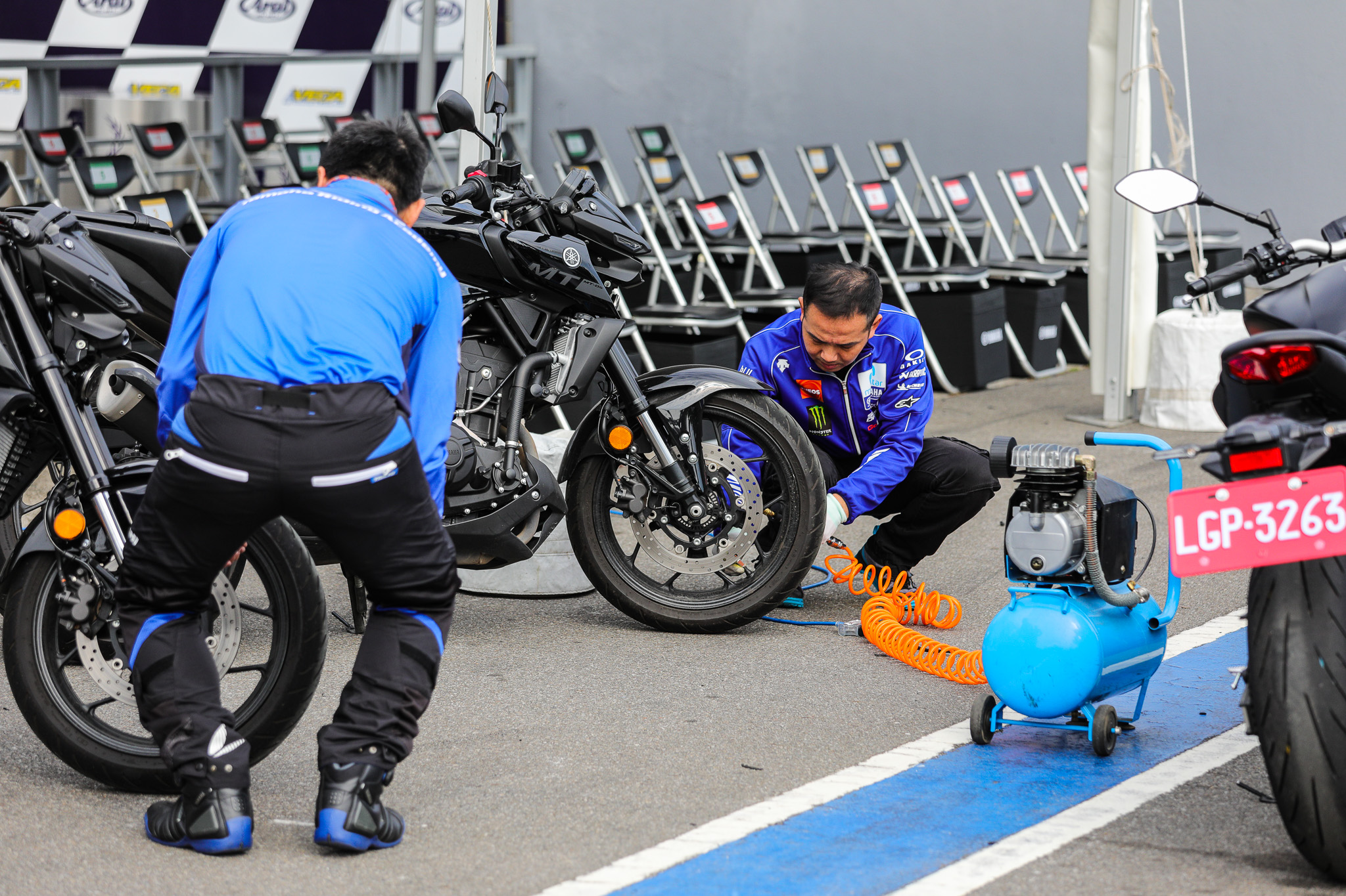 認真檢查確保每台車的胎壓都設定正確