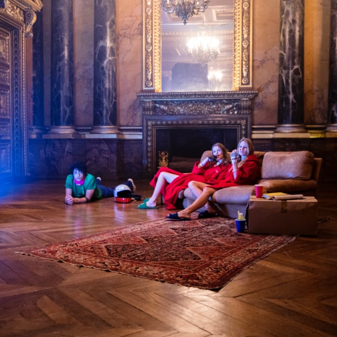 就連浴衣也是這次推出的產品之一，一旁地面上可以看到安全帽的蹤跡