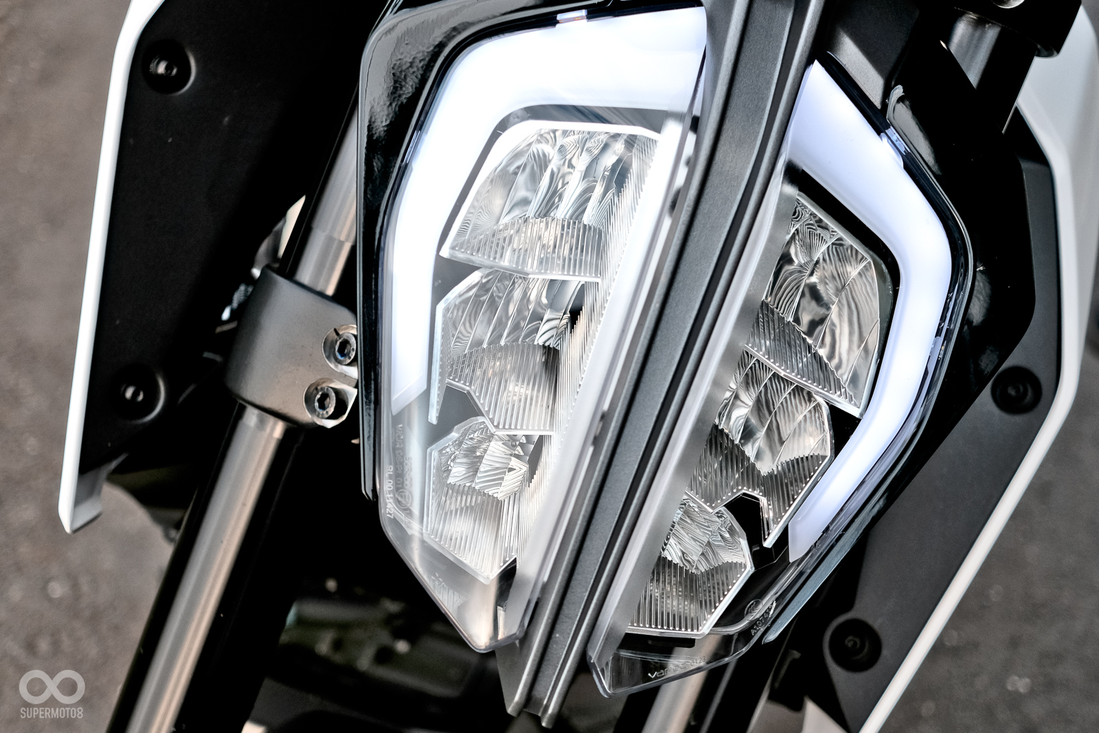 近期KTM的家族特徵，變形蟲頭燈可以在125 DUKE上見到