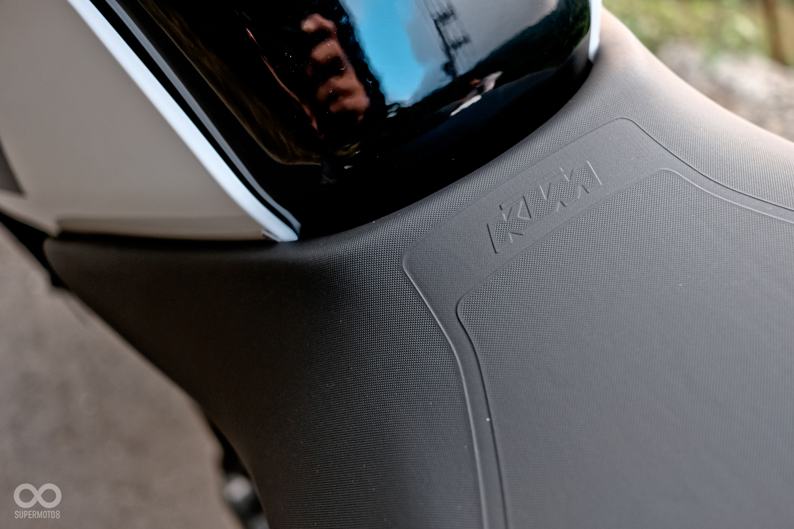 KTM 125 DUKE車架採用黑、橘兩色搭配，與390 DUKE略有不同；坐墊前端有著KTM的壓紋