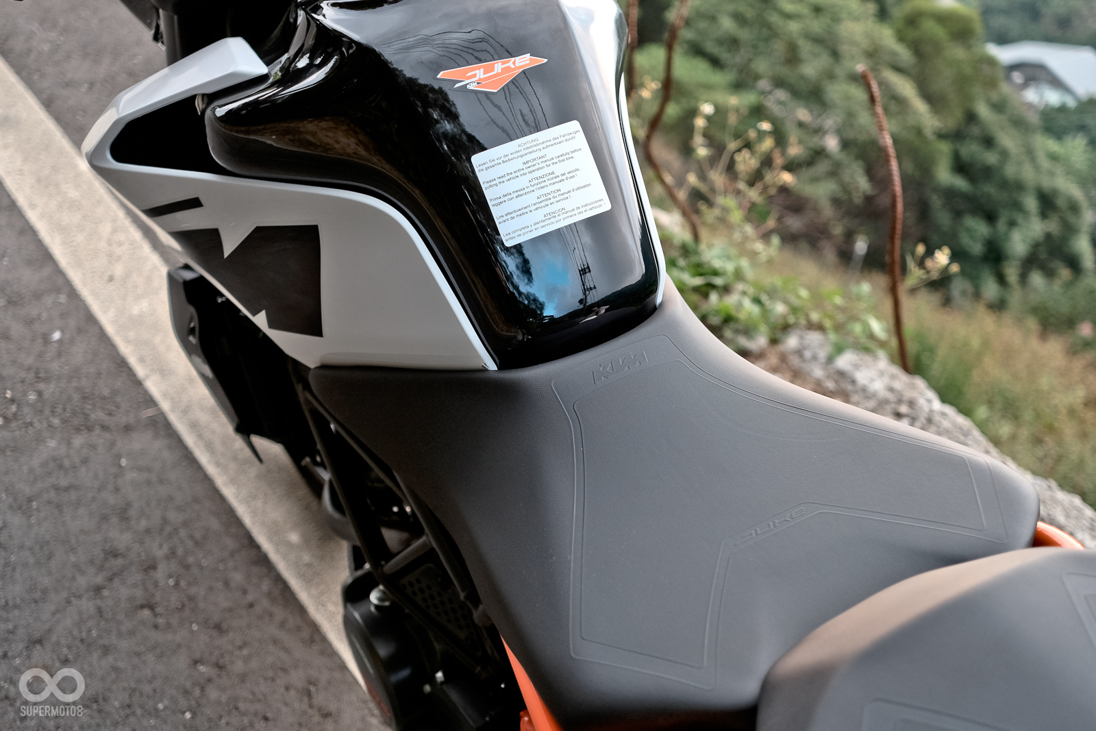 透過纖細的坐墊，雖然830mm的車高聽起來嚇人，但實際上相當親民