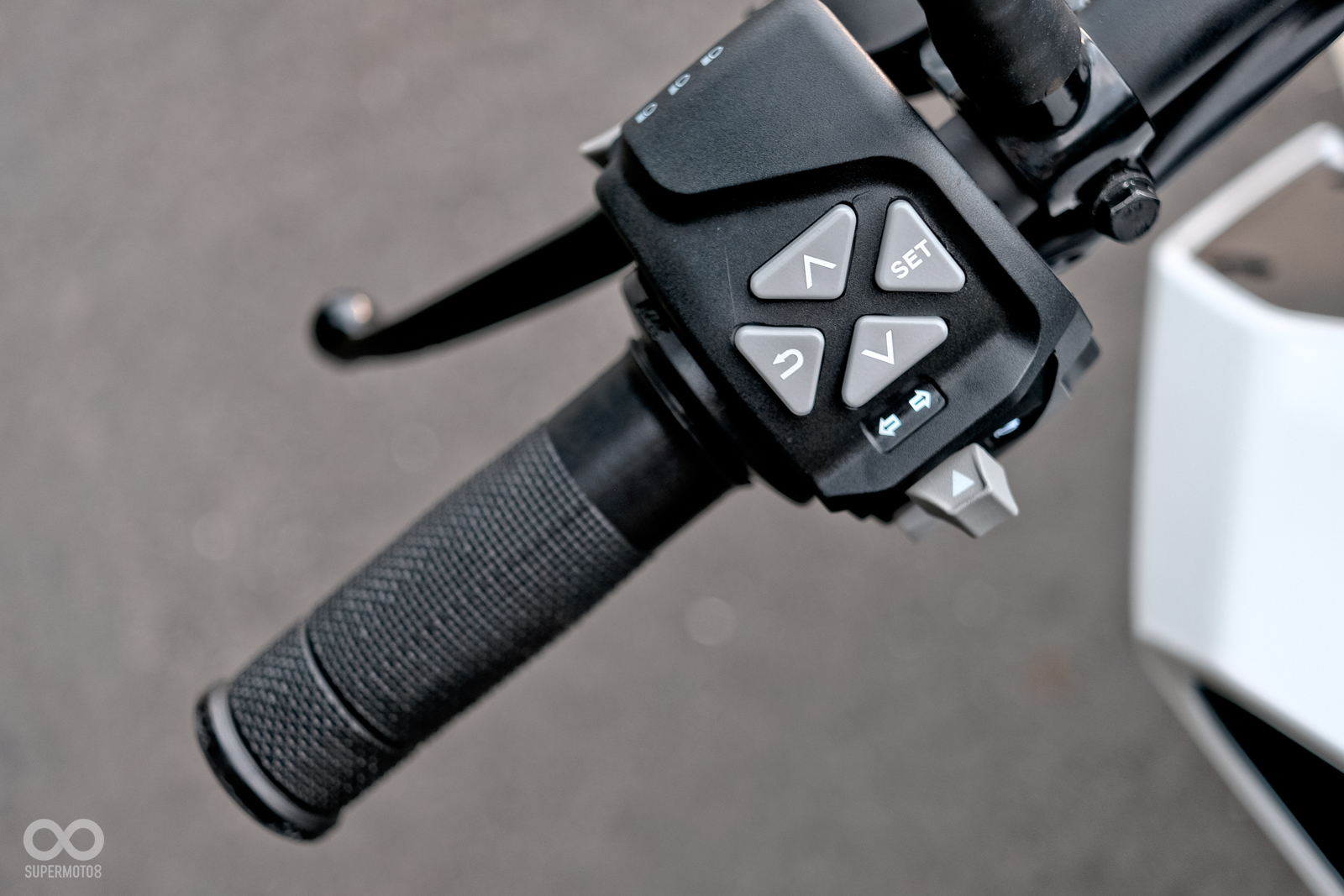 左手把上有著TFT螢幕控制鍵，同時所有的按鍵在夜間皆有夜光提示