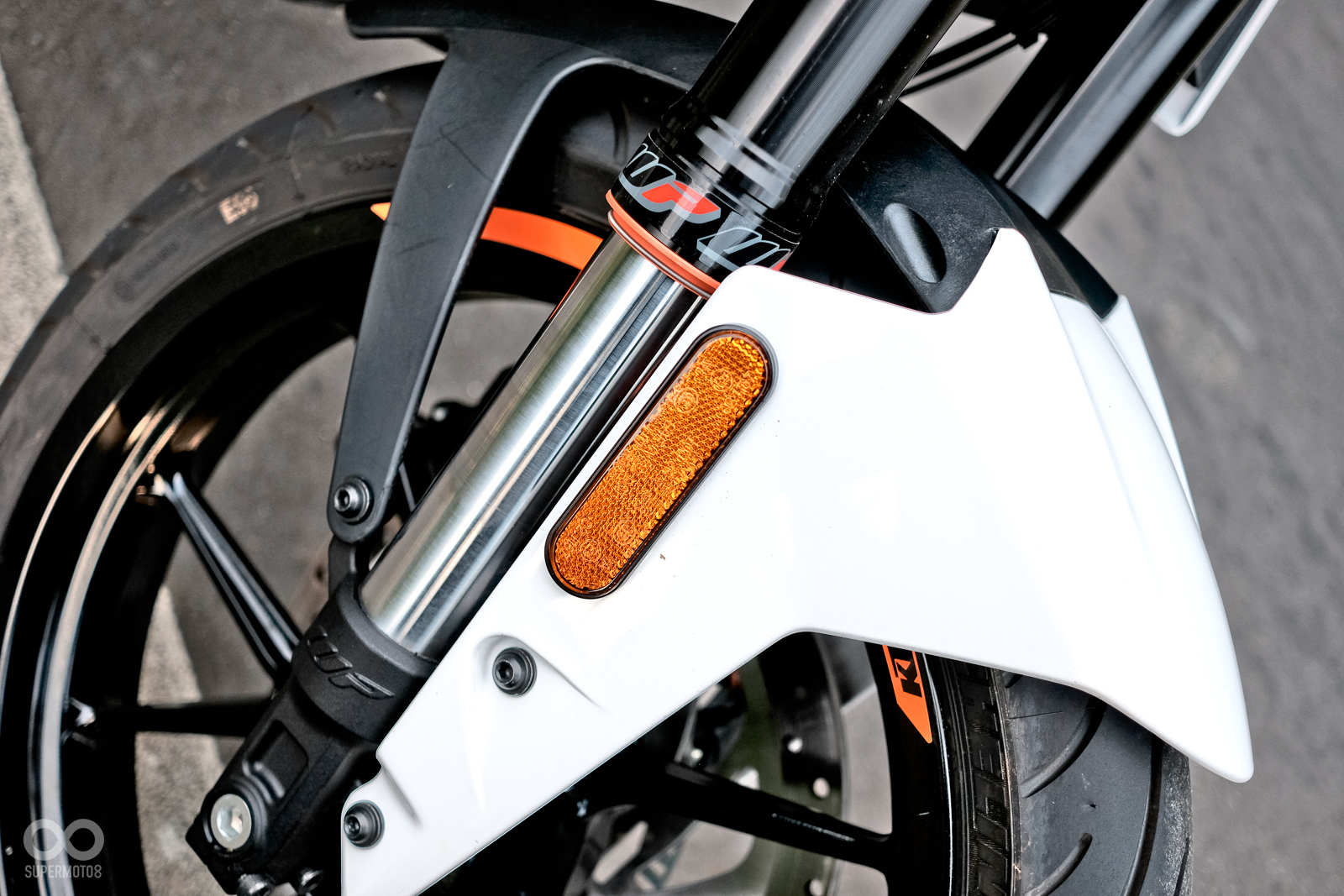 前懸吊採用WP 43mm倒叉，為同級車較少見的配備