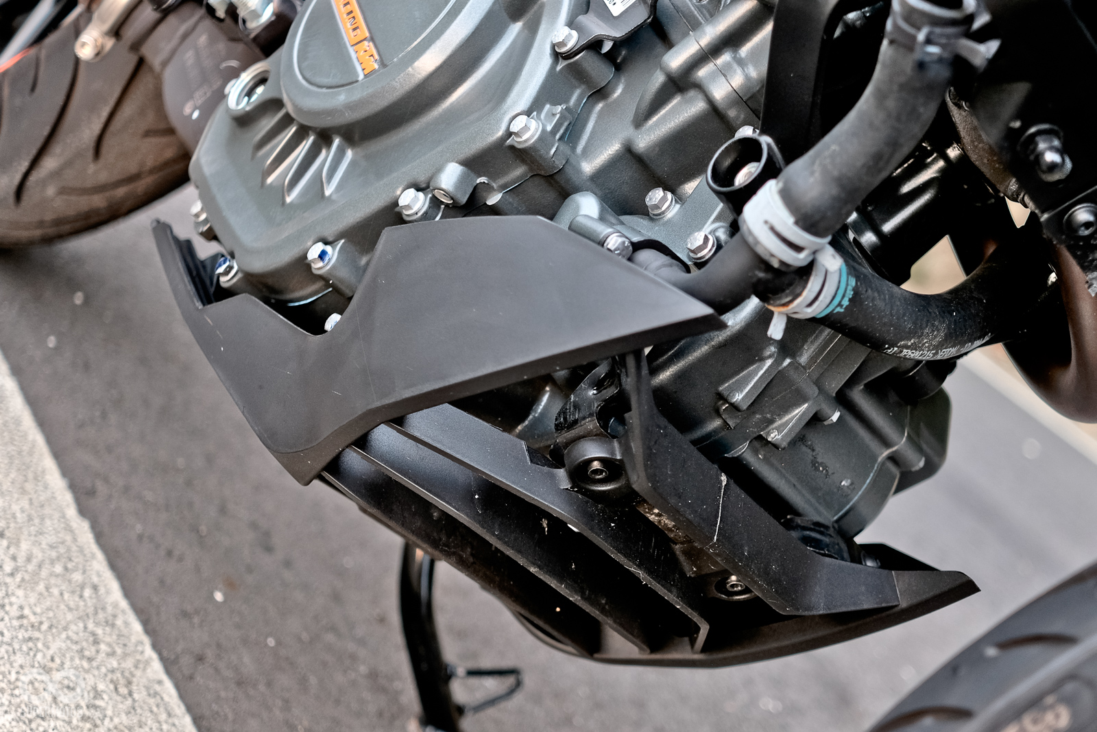 引擎前方有下導流設計