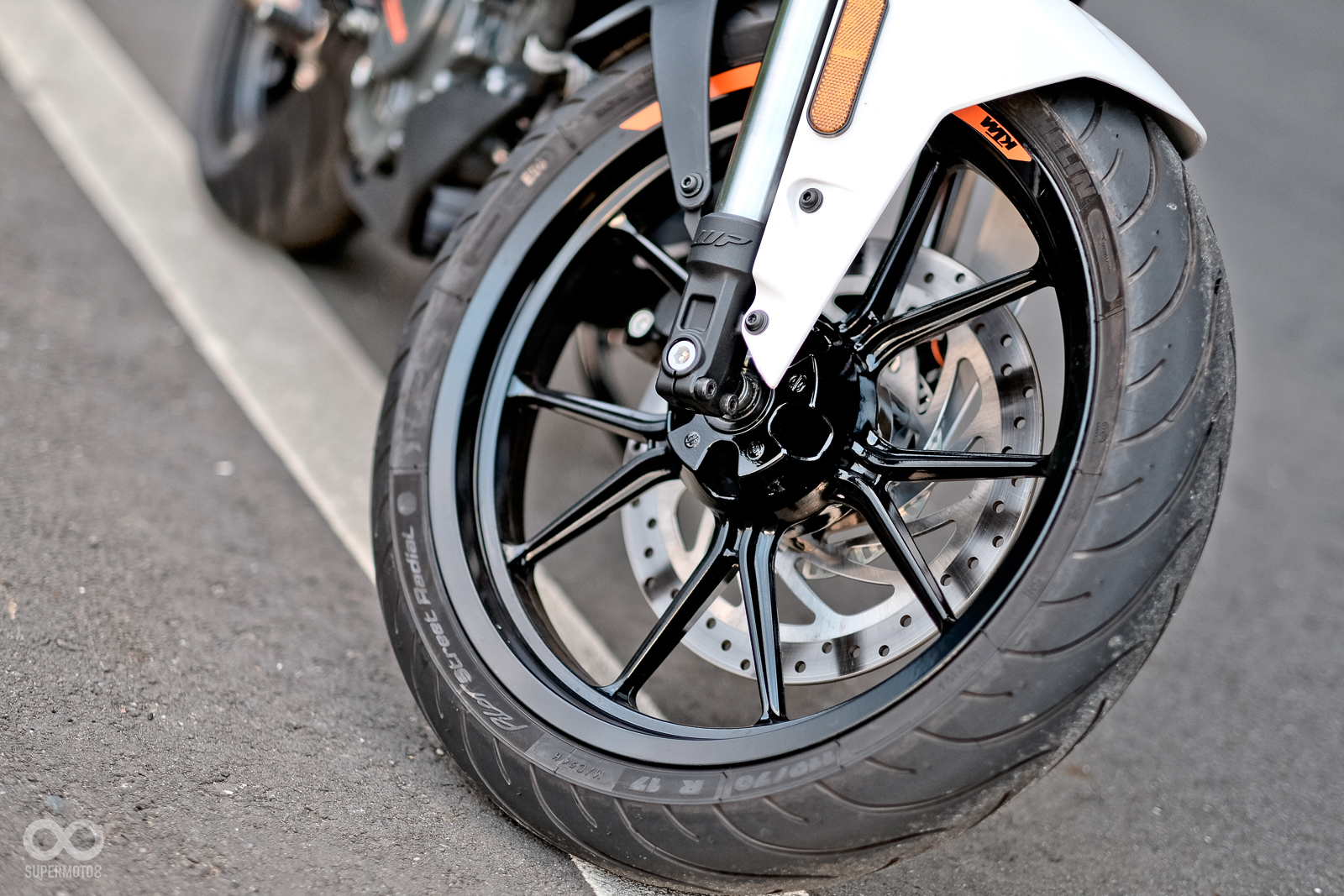 造型洗練的輪框雖沒有額外的裝飾，但是讓整車的造型相當均衡