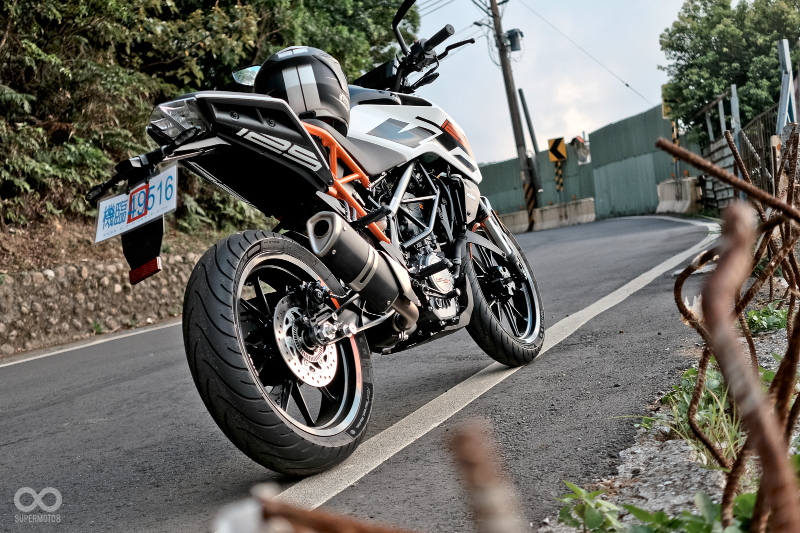 坐墊泡綿雖然偏硬，但是支撐性相當優異；鋼管車架營造出相當霸氣的車輛氛圍