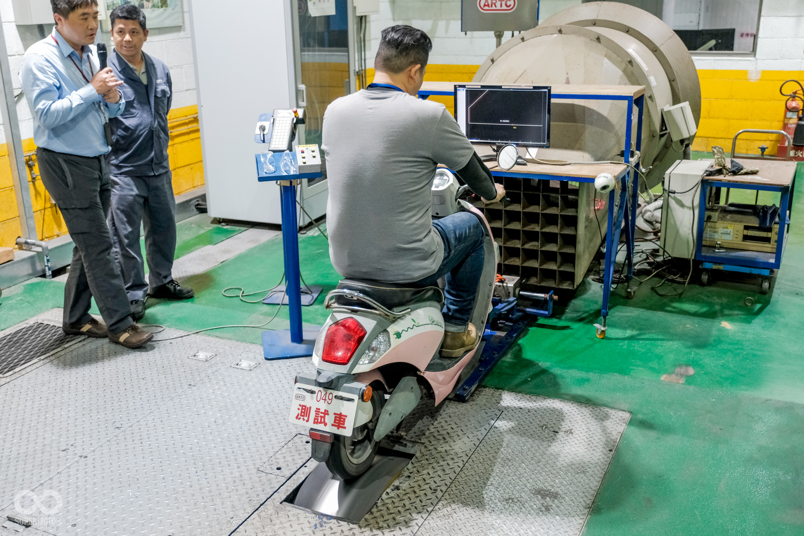 透過ARTC特製的實驗室,前方擁有風扇避免車輛過熱;後輪下的滾輪用來模擬實際騎乘阻力