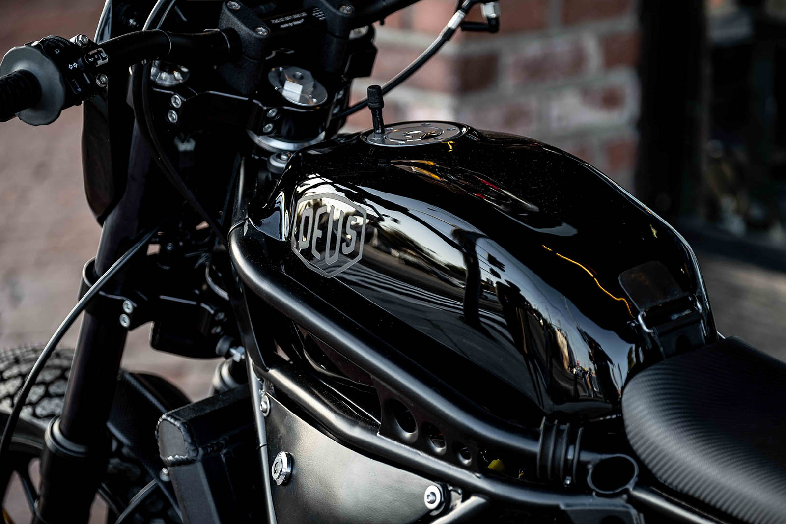 車架圍繞於油箱兩側