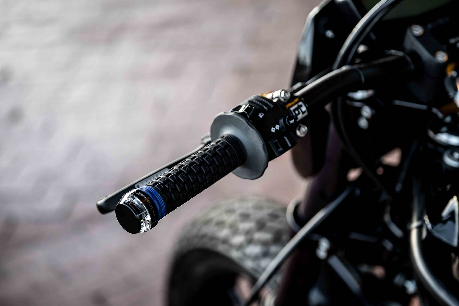 留有方向燈，在部分國家或許可以掛牌騎乘