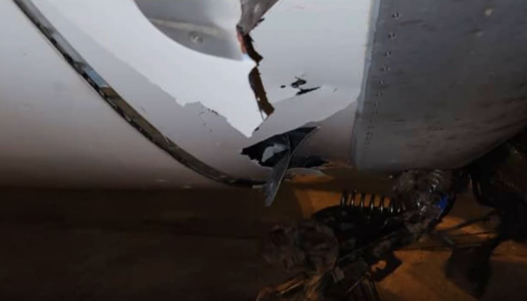 空中巴士A320客機與機車撞擊之後，機身上也出現大面積的裂痕