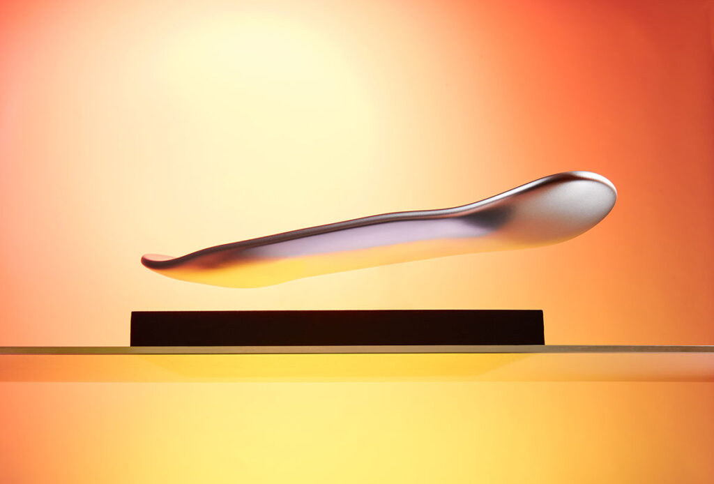 漂浮滑板使用無刷馬達和無聲驅動系統,展示時不會發出太大噪音