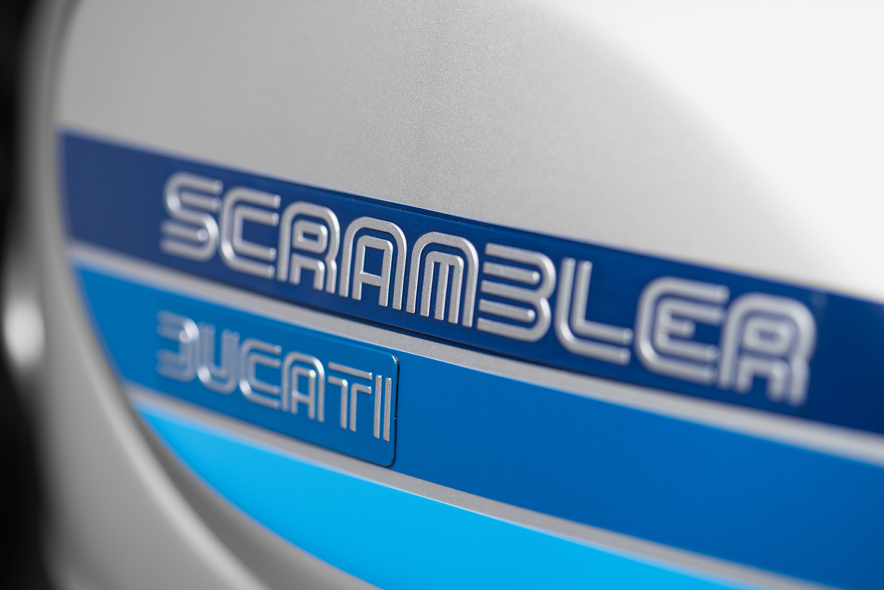 2019 Ducati Scrambler Café Racer除了復古藍外，油箱上的字體是承襲125 GP Desmo