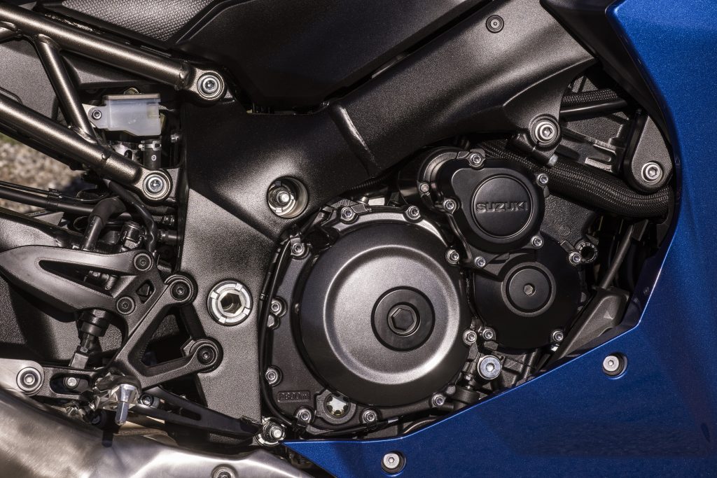 999c.c.並列四缸引擎,擁有152PS @ 11,000RPM的最大馬力與106Nm @ 9,250RPM的最大扭力