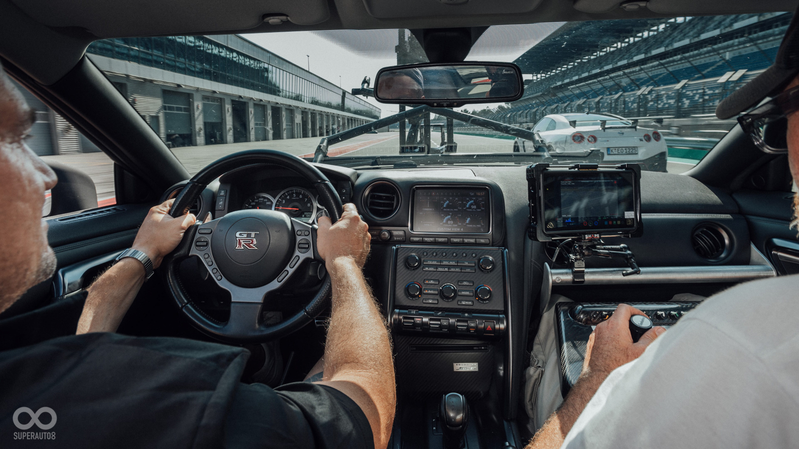 因為工作需求，攝影車內常常是四員滿載狀態