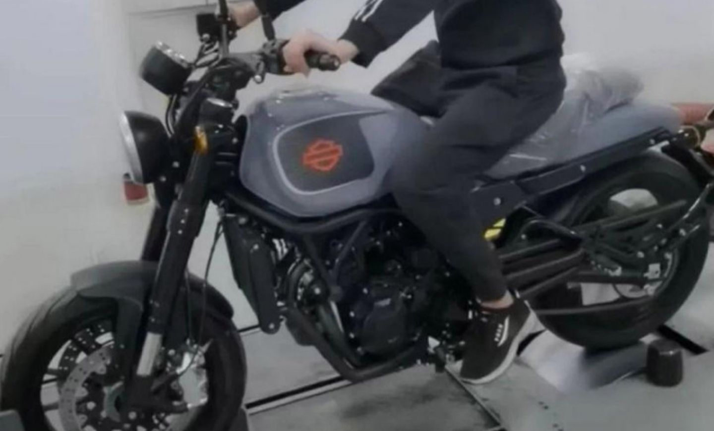 油箱上有大大的哈雷LOGO,車身鈑件、線條也同樣很有哈雷的味道