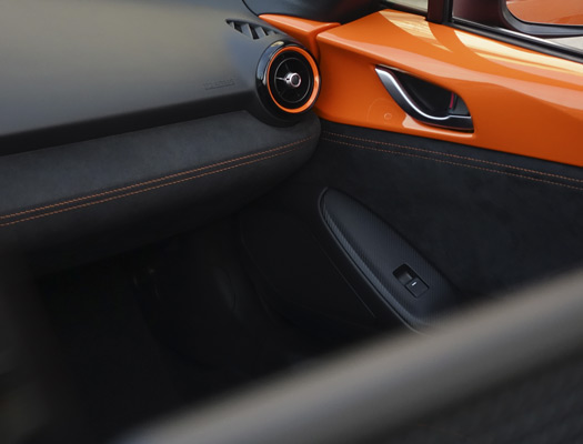 車款內裝也採用精緻的橘色飾板、車縫線搭配上黑色的內裝，點綴出相當有質感的車內氛圍