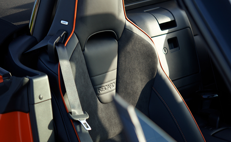 MX-5身為一台性能操駕至上的雙座跑車，裝上Recaro座椅也是合情合理的