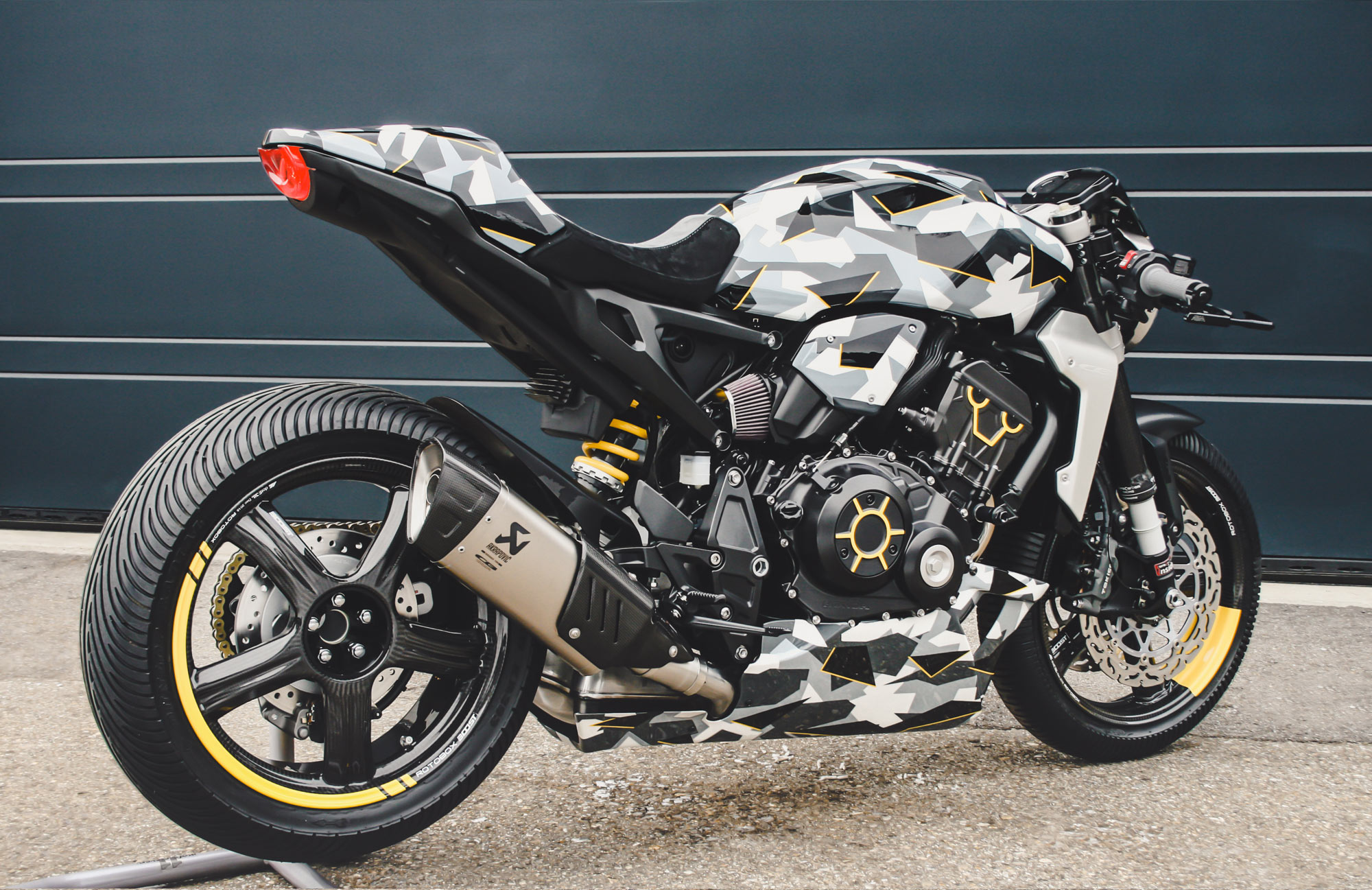 HONDA CB1000R-adical.以灰、銀、黑三色為基底,加上用黃色點綴出CB1000R原先就相當俏皮的引擎切削裝飾,相當有畫龍點睛的效果