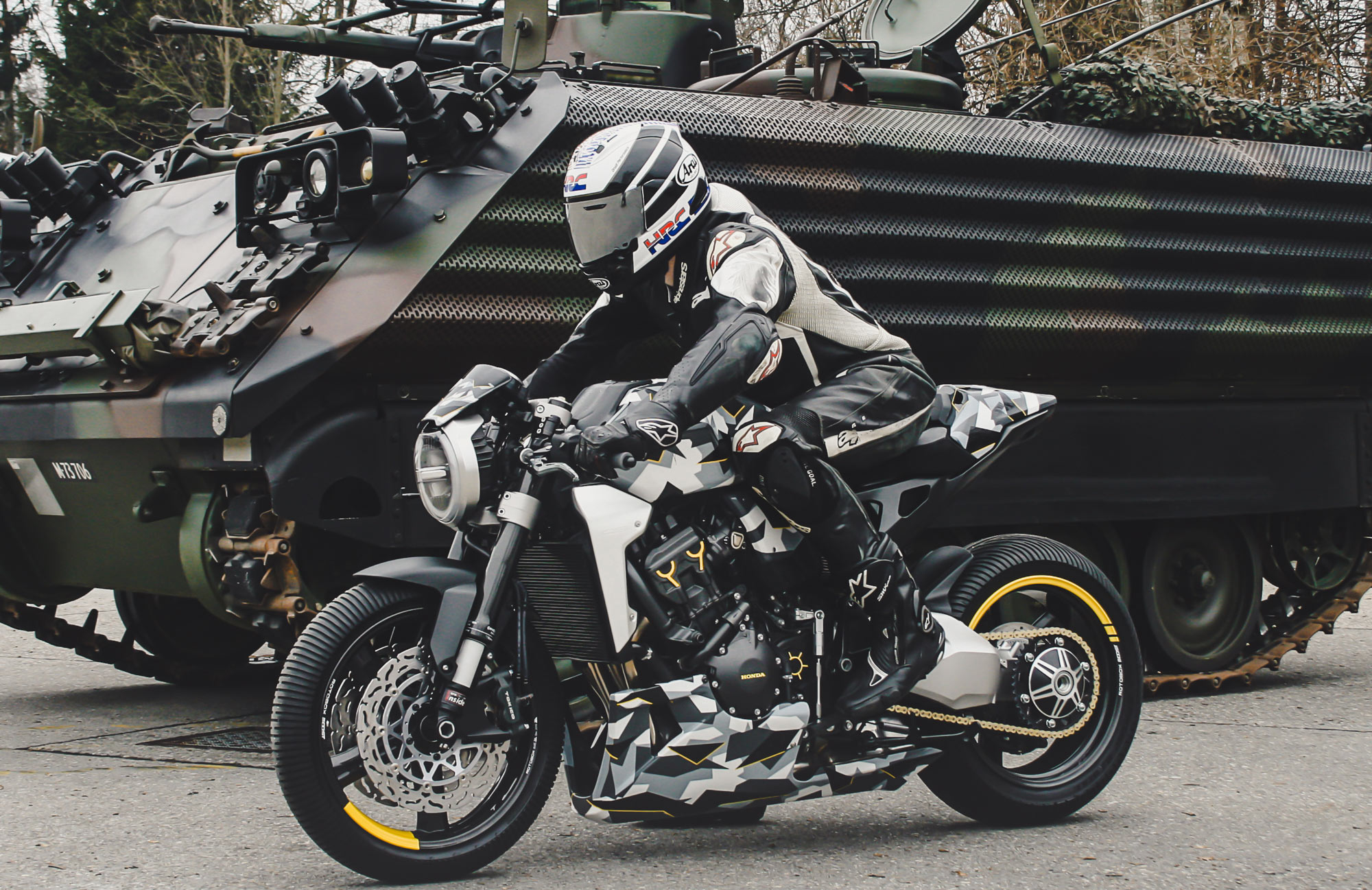 都市迷彩搭配上HONDA CB1000R的科技、復古混合風格,營造出相當獨特的視覺風味