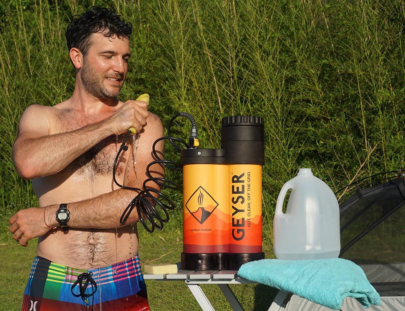 配合現場水源或另行攜帶的桶子,就能迅速的清潔身軀,相當的迅速便利