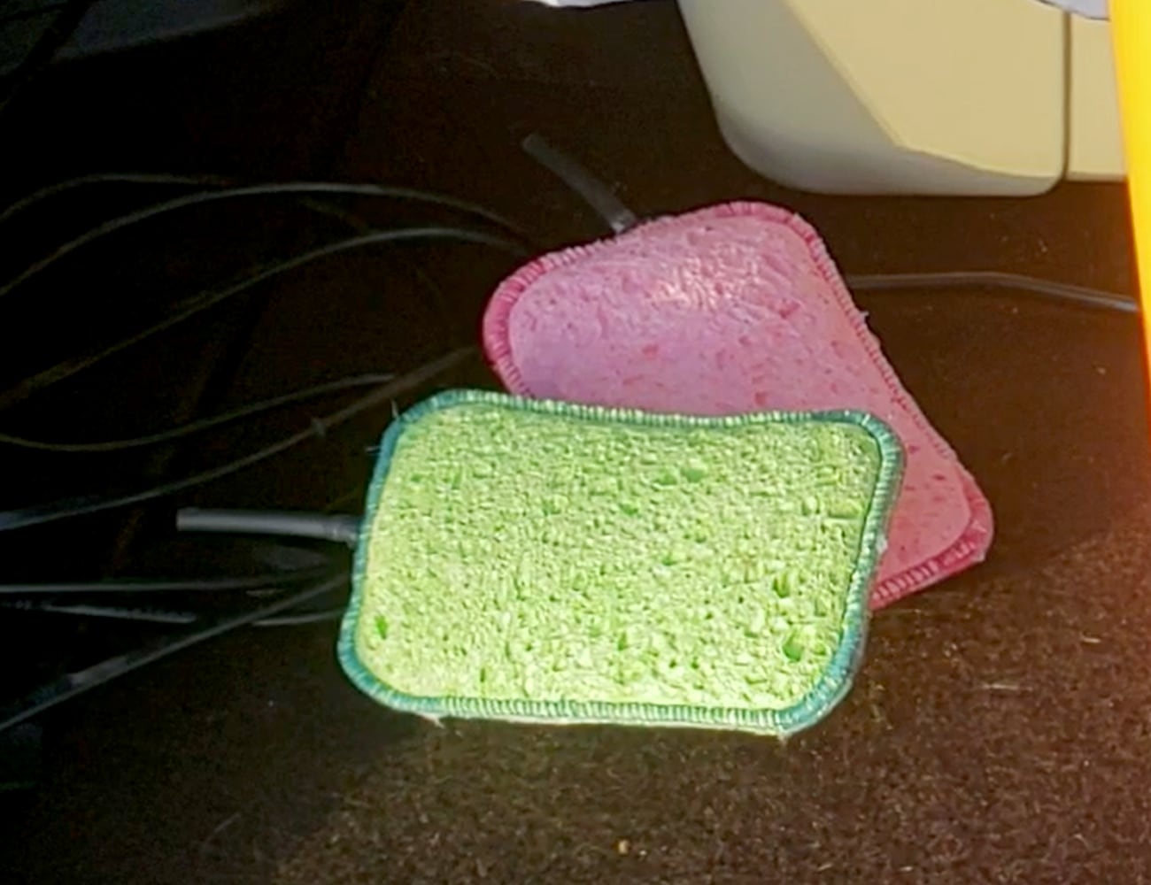 Geyser的蓮蓬頭可以替換成特殊設計的海綿,透過這樣的方式,能達到節省水資源與清潔的雙重功效,此外特殊設計的海綿還能快速地帶走身上的髒污,減少使用清潔劑,也減少環境的污染