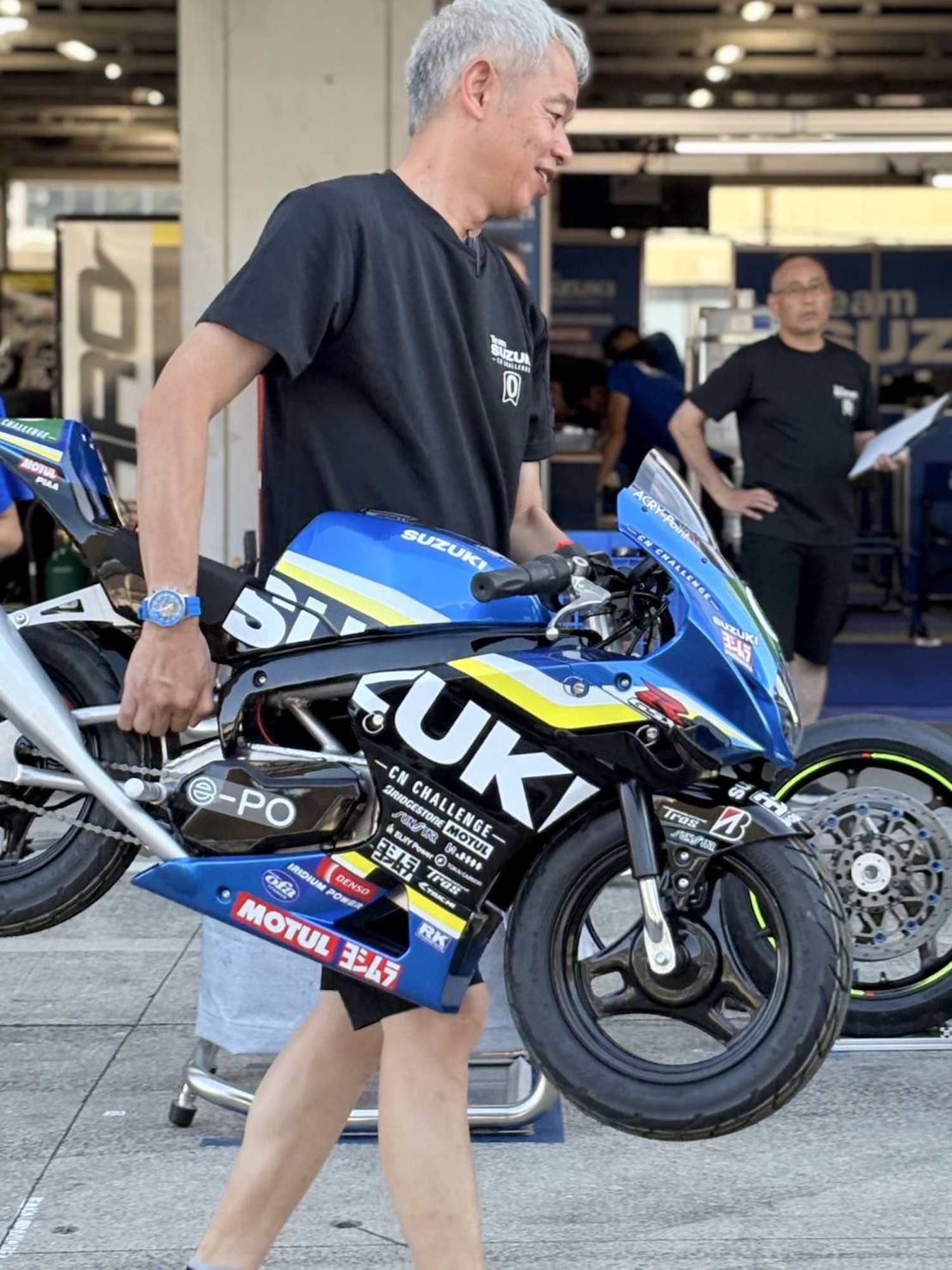 Suzuki前MotoGP負責人佐原伸一拎著e-PO改裝的迷你版GSX-R1000R CN Challenge在SUZUKA圍場內！